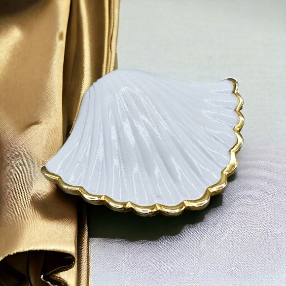 Direction One Shell Brooch Vintage Scalloped White Enamel Seashell Gold Tone Pin - Picture 1 of 8